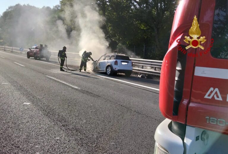 Incendio in A1: auto in fiamme alimentata a gasolio, illeso il conducente