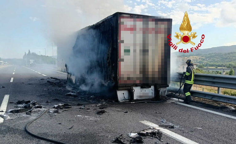 Incendio di un tir sull’A1: intervento dei Vigili del Fuoco nel tardo pomeriggio