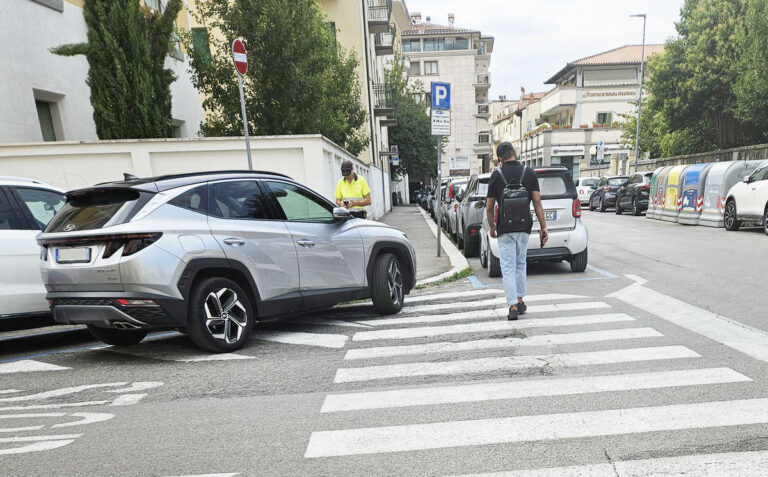 Parcheggio a cazzo di cane: edizione “ora te le disegno io le strisce”