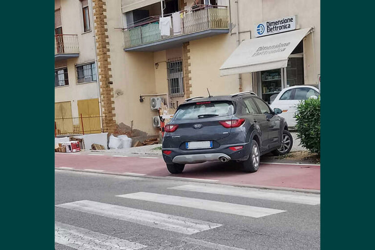 “Parcheggio creativo” : sulla pista ciclabile, davanti al negozio, in culo al mondo e pure al codice della strada.