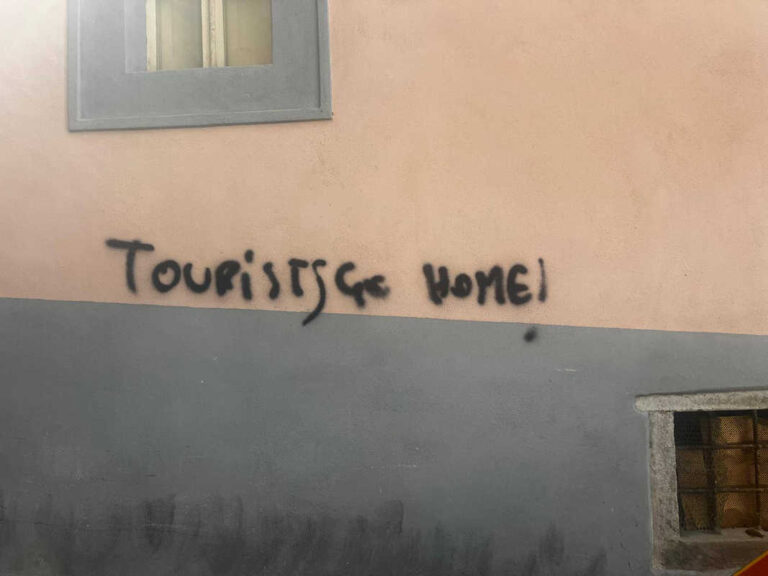 Cortona imbrattata dai soliti coglioni: vandali anti-turismo con spray e ignoranza