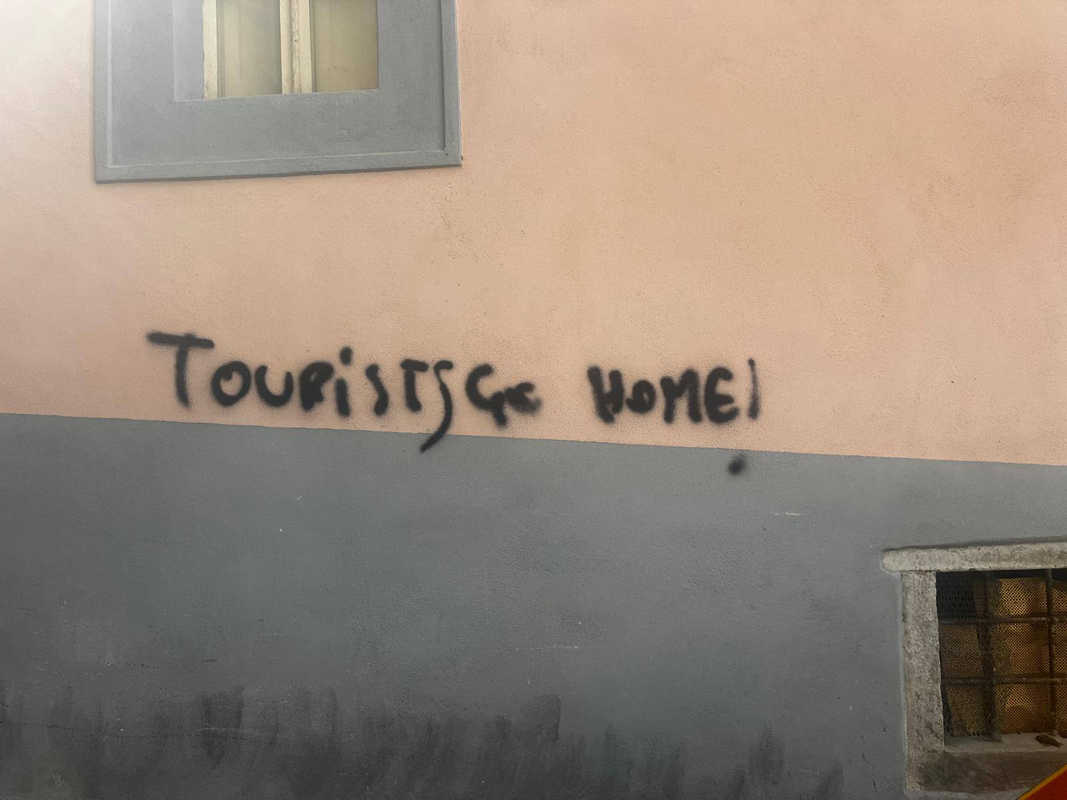 Scritte nei muri del centro storico a Cortona (6)