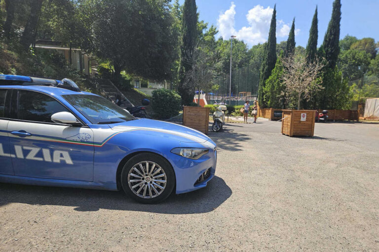 Bambino perde i sensi in piscina ad Arezzo: trasportato in codice giallo al San Donato