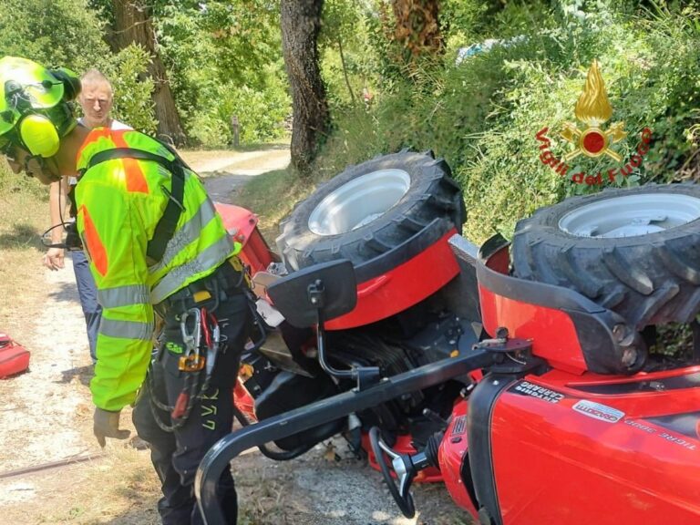 Incidente con mezzo agricolo a Sovorniano: uomo soccorso dai Vigili del Fuoco e 118