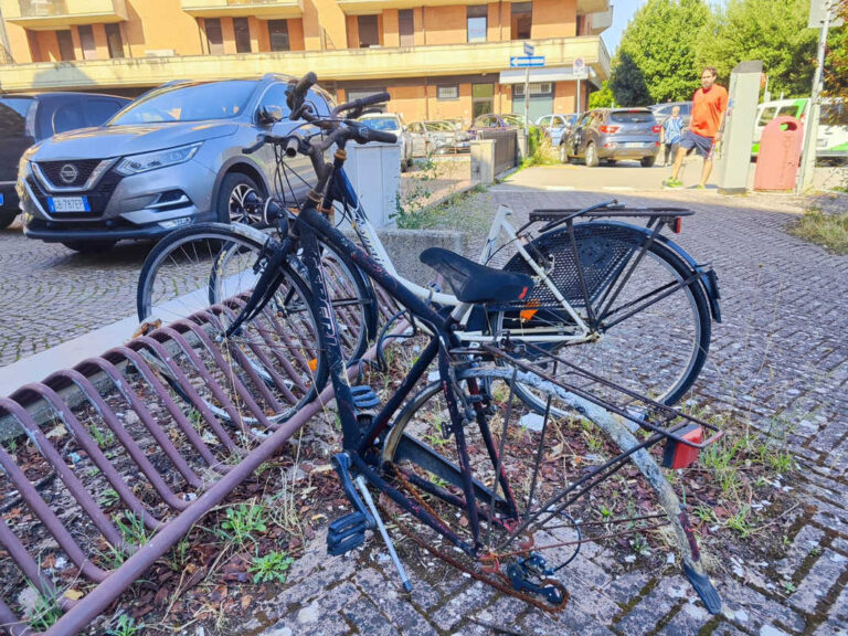 Arezzo, via Montefalco: le due bici dell’abbandono eterno