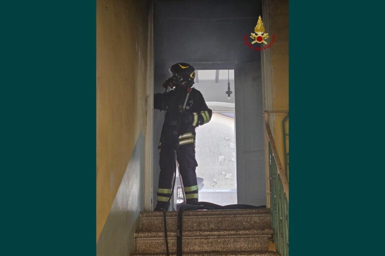 Incendio in appartamento a Rassina: Vigili del Fuoco domano le fiamme, palazzina dichiarata inagibile