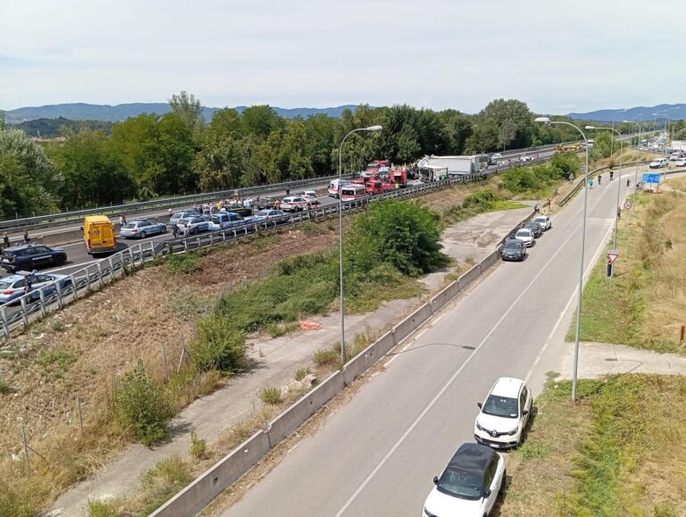 Strage sull’A1: camionista patteggia 5 anni, guidava mentre si filmava col cellulare. Tre vittime