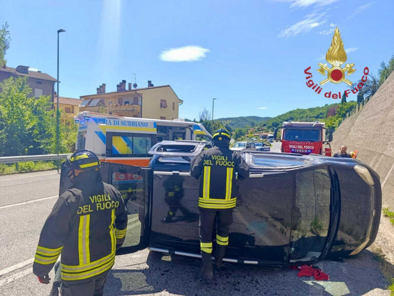 Incidente sulla SR71 a Capolona: auto si ribalta, conducente in salvo