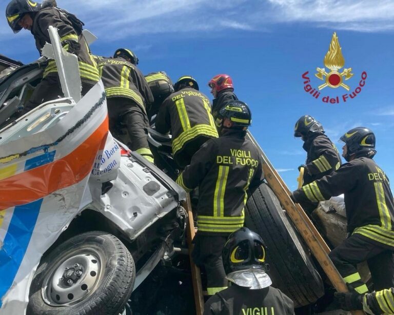 Strage sull’A1, indagato camionista per la morte di tre persone: inchiesta della Procura di Arezzo sulla dinamica dell’incidente