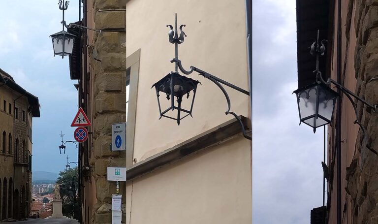 Arezzo si illumina… ma i lampioni storici scappano a gambe levate