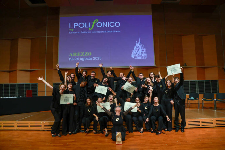 Arezzo incorona Sibi Consoni: il coro di Roberta Paraninfo vince il Gran Premio “Città di Arezzo” e vola all’Europeo 2026