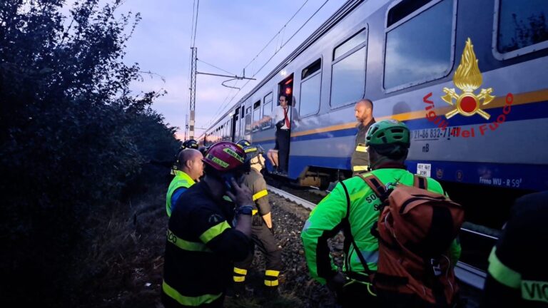 Guasto sulla linea ferroviaria Terontola–Foligno, treno fermo soccorso dai vigili del fuoco