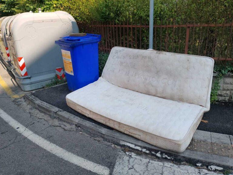 Via Ristoro d’Arezzo, cronache di ordinaria cialtronaggine: il materasso della vergogna