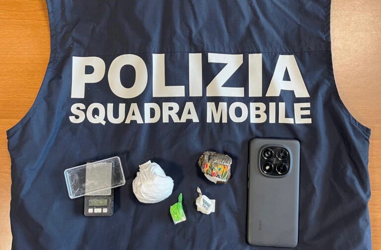 Arezzo, arrestato spacciatore in flagranza: sequestrati cocaina, hashish e contanti