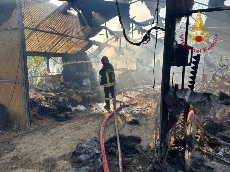 Incendio in serra agricola a Cortona: ustionato un uomo, intervento dei Vigili del Fuoco