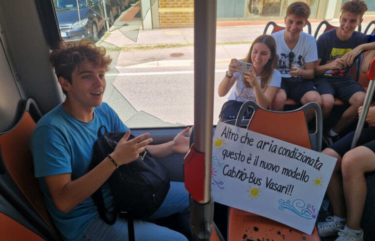 Arezzo, vetro rotto sul bus: «’un vuliveno scendere dalla porta, han provato dal finestrino!»