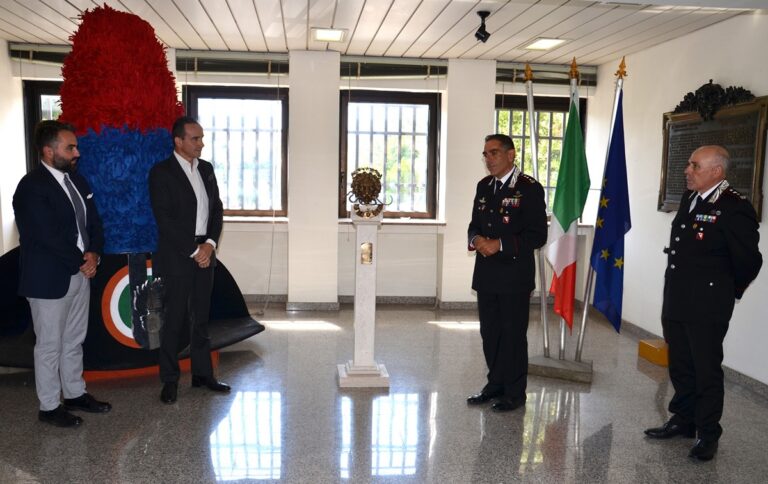 Lo scultore Lucio Mingrilli dona all’Arma una sua opera dal forte valore simbolico