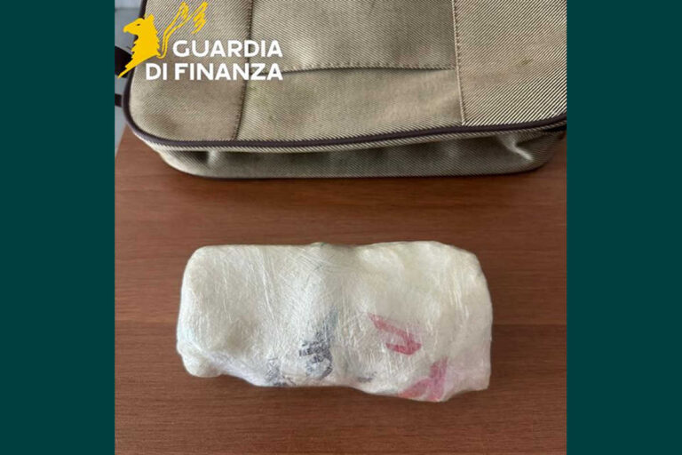 San Giovanni Valdarno: fugge sui binari alla vista della Finanza, arrestato con oltre 300 grammi di cocaina