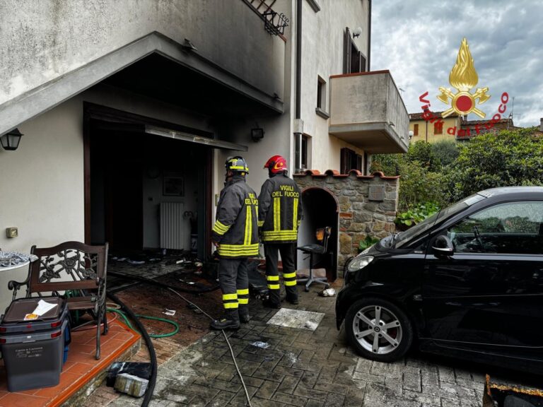 Incendio in garage, coppia di anziani mette in salvo la propria vita: abitazione inagibile