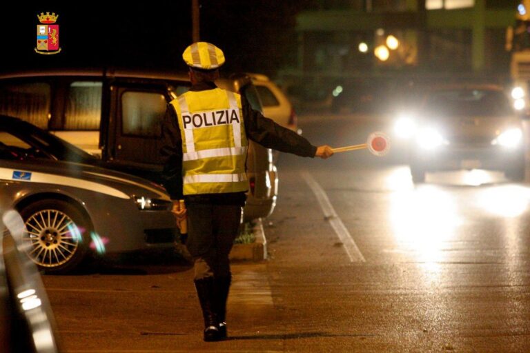 Arezzo, maxi controlli della Polizia: sei patenti ritirate nella notte per alcol e droga