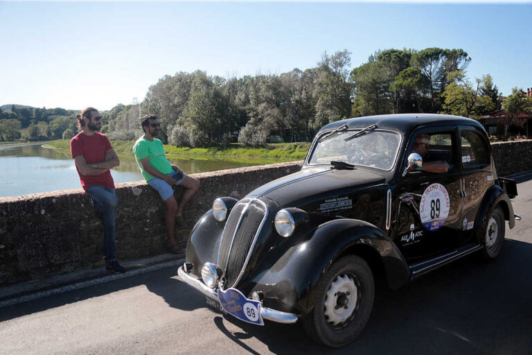 Il passaggio del Trofeo Nuvolari a Ponte Buriano