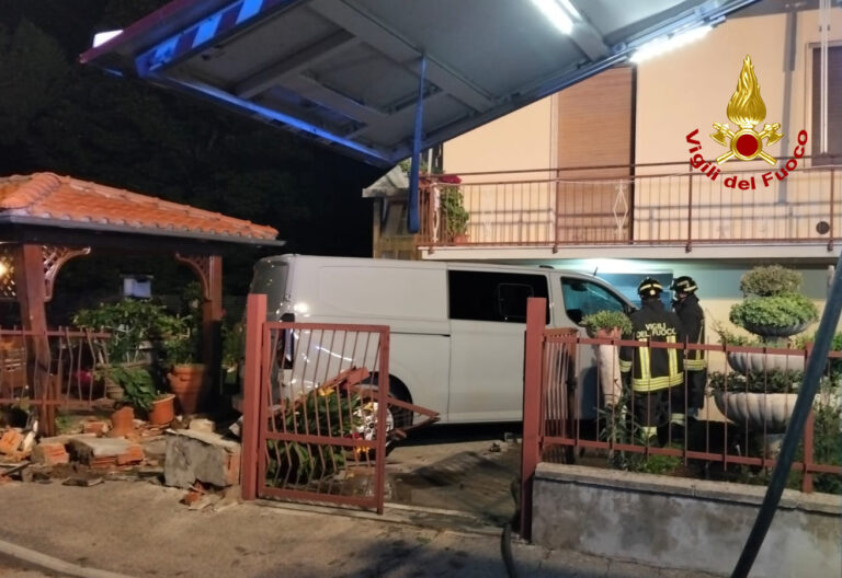 Incidente stradale: furgone abbatte recinzione e finisce contro un garage