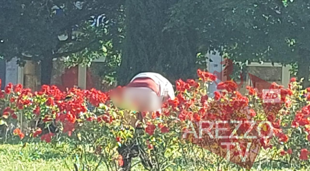 uomo semi nudo nell’aiuola di fronte alla chiesa