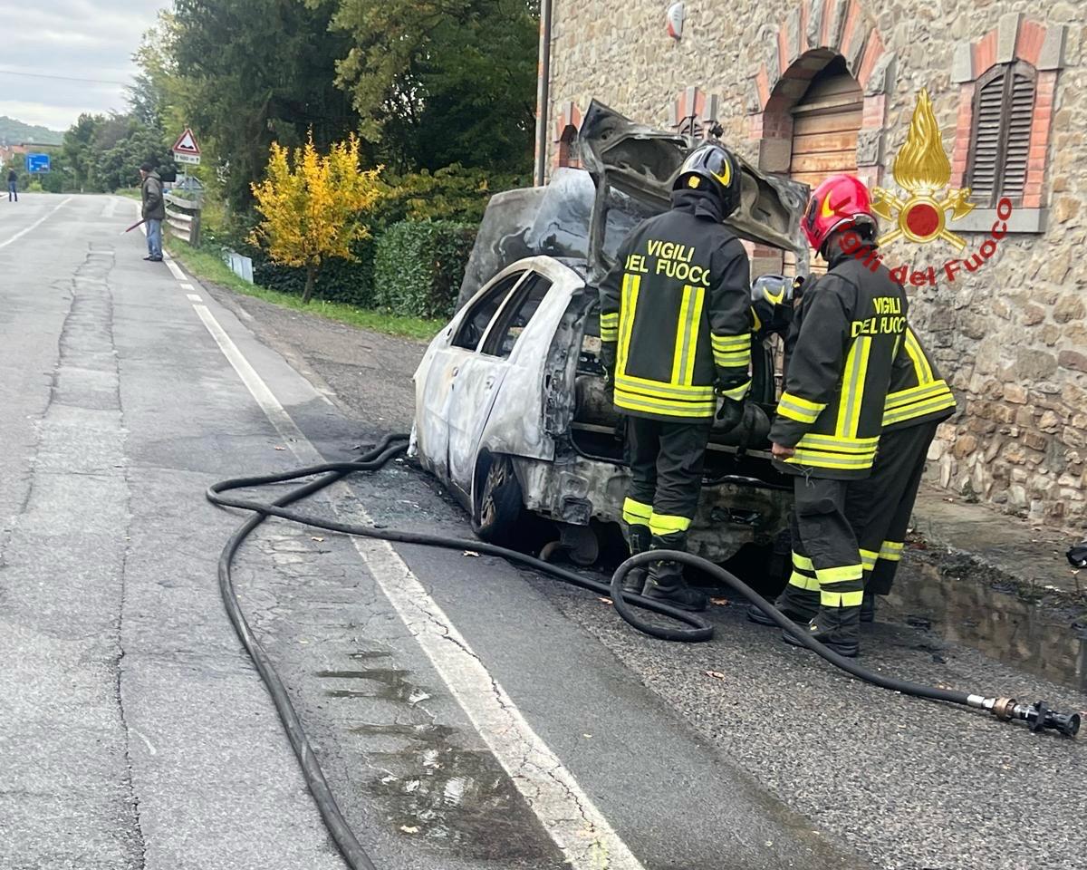 Auto a metano in fiamme sulla SR71