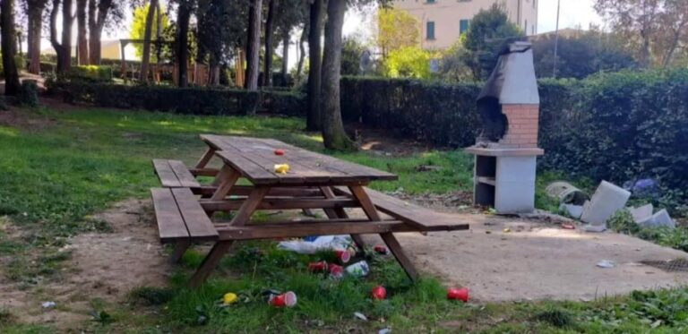 Lucignano, il Bosco Inglese diventa il cesso comunale! Tra rifiuti, danni e barbecue sfasciato: viva la civiltà!