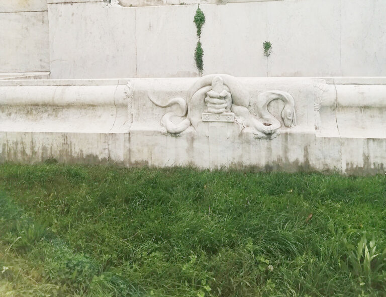 Arezzo città d’arte, ma solo se l’arte è il degrado… al Petraca l’erba tra un pò gli arriva al collo