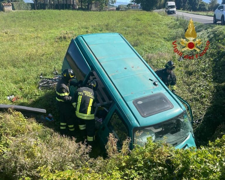 Furgone camperizzato esce di strada a Poppi: intervento dei Vigili del Fuoco e dei soccorsi sanitari
