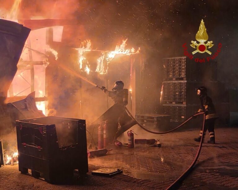 Camucia, forte boato e poi le fiamme: paura per un incendio in una ditta di elettronica