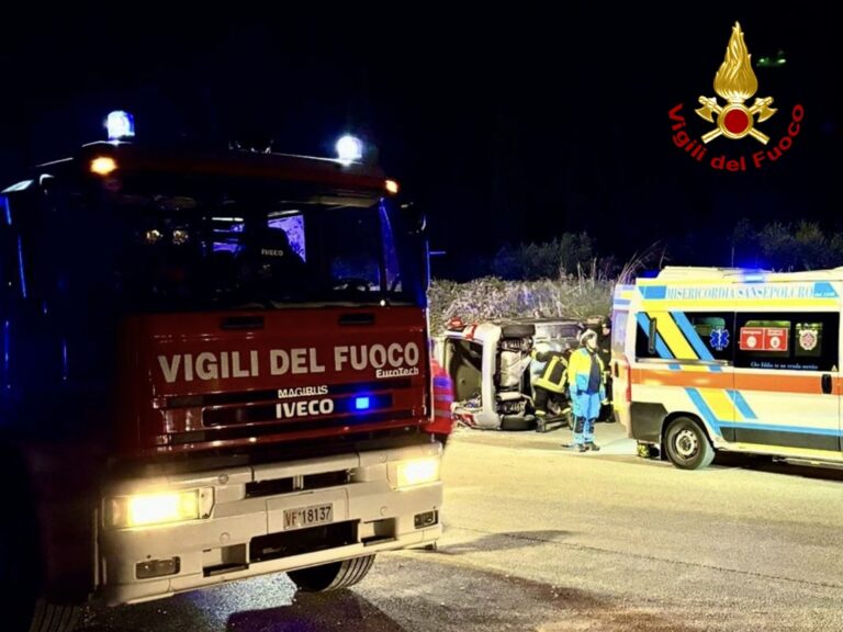 Auto si ribalta ad Anghiari sulla Senese-Aretina: due feriti trasportati all’ospedale di Sansepolcro