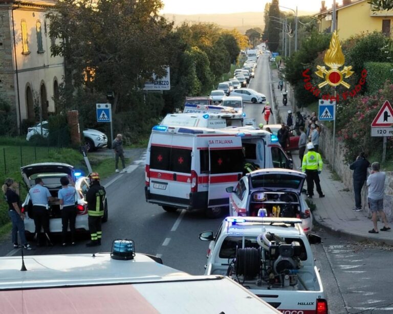 Incidente ad Arezzo: coinvolte tre auto e un’ambulanza, quattro feriti trasportati in ospedale