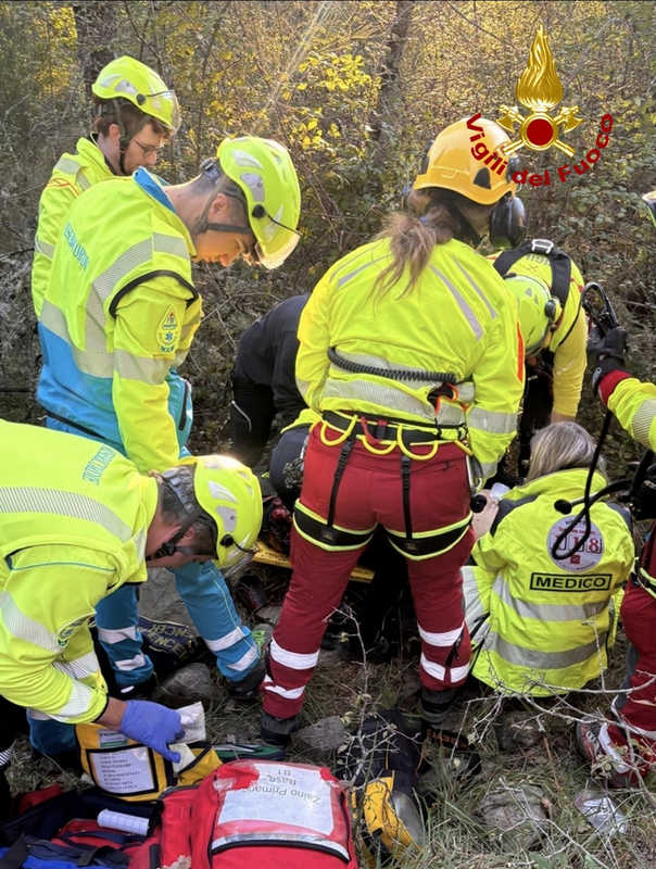 Motociclista tedesco cade in una scarpata a Cavriglia: soccorso dai Vigili del Fuoco e trasportato a Careggi