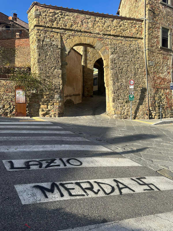 Monte-San-Savino-svastica-e-scritta-anti-Lazio-sulle-strisce