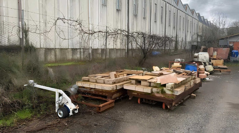 Soci, parcheggio trasformato in discarica: denunciato un imprenditore