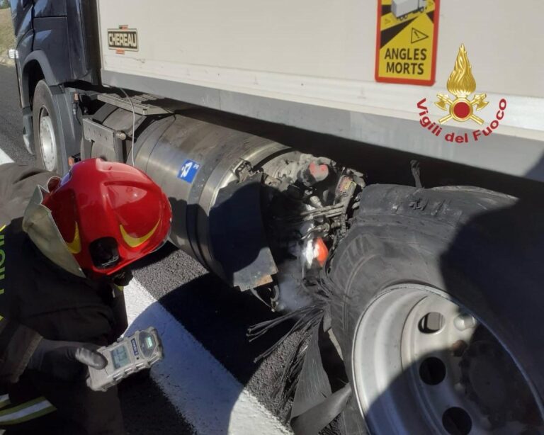 Perdita di gas naturale sull’A1: chiuso il traffico tra Arezzo e Firenze, intervento dei Vigili del Fuoco