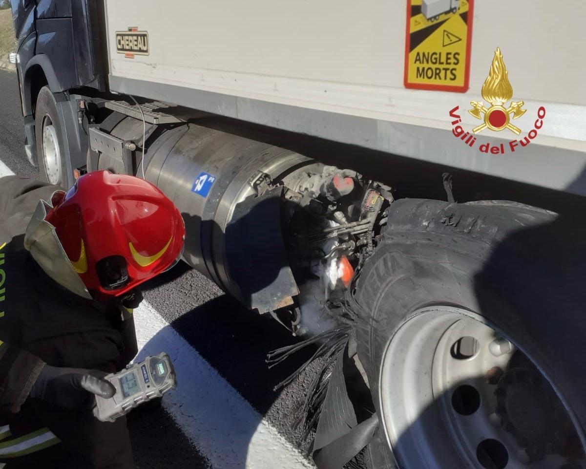 Perdita di gas naturale sull’A1 chiuso il traffico tra Arezzo e Firenze, intervento dei Vigili del Fuoco
