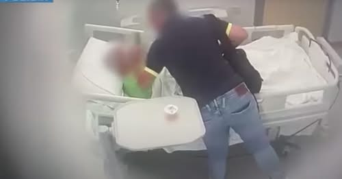 Picchiata in ospedale dal figlio