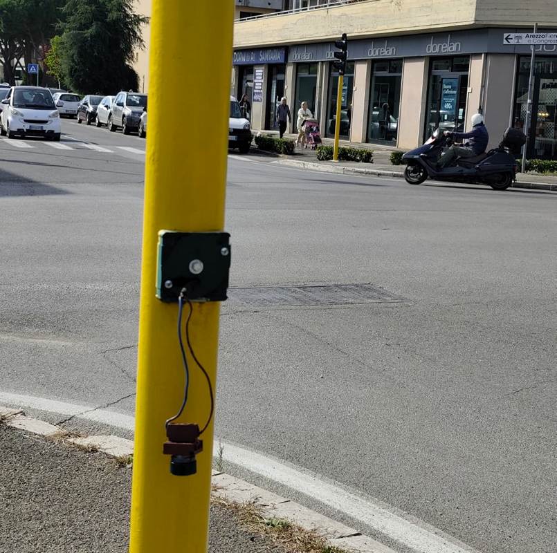 Pulsante vandalizzato