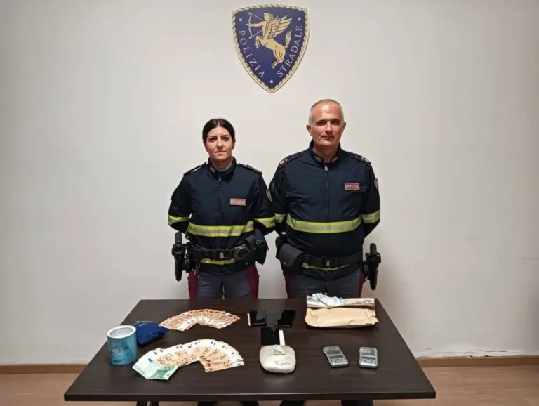 Fermano un’auto sospetta, scoperti due corrieri della droga: sequestrati eroina, ketamina e metanfetamina