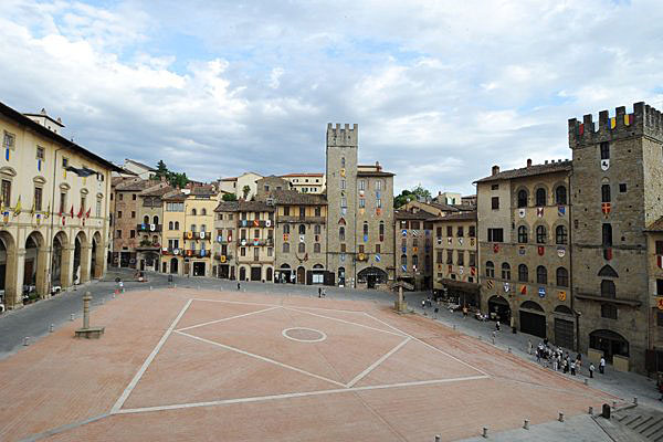 Piazza Grande ritrova il suo “Petrone”: installata la nuova copia della storica colonna