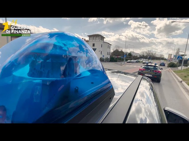 Arezzo, maxi-controlli della Guardia di Finanza: 116 lavoratori in nero e sequestri d’oro e argento per 500mila euro