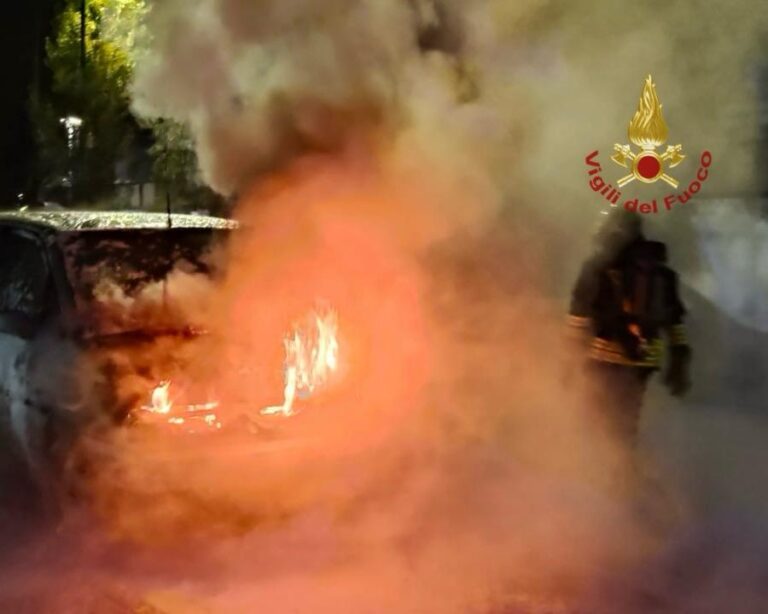 San Giovanni Valdarno, auto in fiamme: nessun ferito