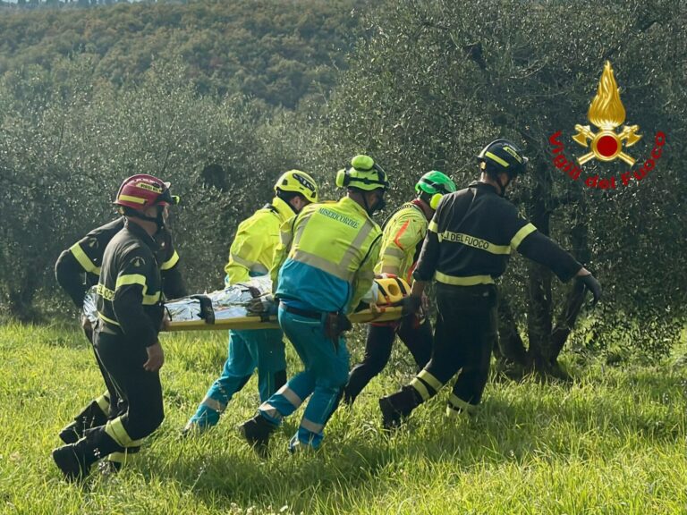 Ottantenne cade da un olivo a Monte Giovi: soccorso dai Vigili del Fuoco e trasportato a Careggi con l’elisoccorso
