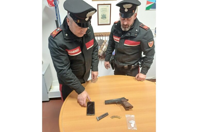 Foiano della Chiana, controllo notturno: arrestato 25enne trovato con una pistola