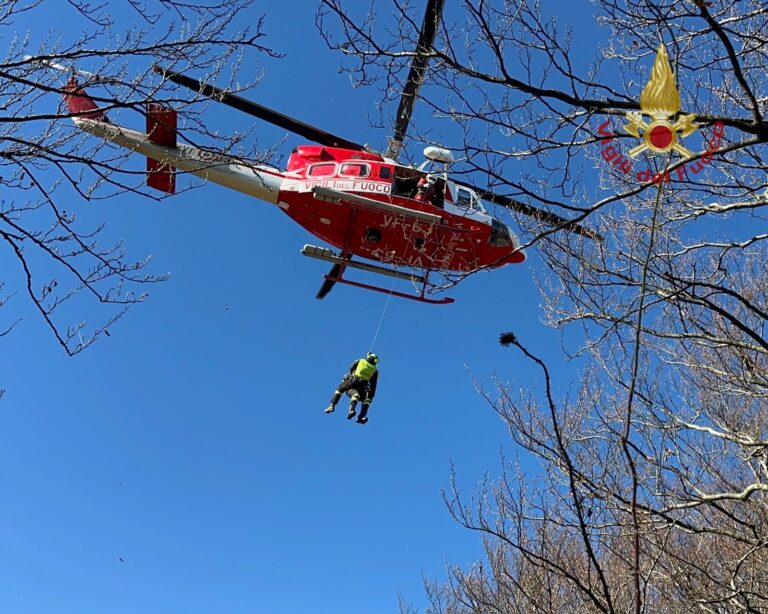 Elicottero precipitato sull’Alpe della Luna: recuperate le due vittime