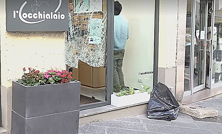 Spaccata in pieno Corso Italia: svaligiato nella notte il negozio “L’Occhialaio”