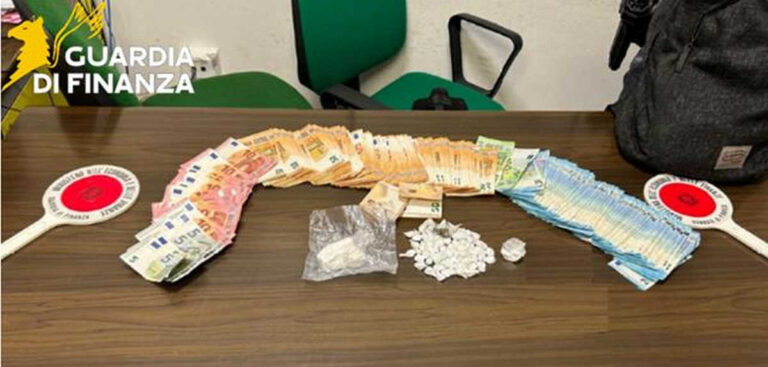 Terranuova Bracciolini, sequestrati 100 grammi di droga e oltre 12mila euro: un arresto della Guardia di Finanza nel Valdarno